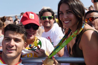 Cristian Toro celebra la medalla de oro con su madre, Elisa, y su novia, Irene Junquera.
