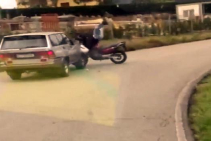 Momento del accidente entre una moto y un todoterreno en Pravia