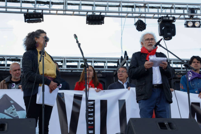 El primer presidente de la Junta de Castilla y León, el socialista Demetrio Madrid, y la periodista de Diario de León Ana Gaitero durante la lectura del Manifiesto de Villalar 2023, ante miles de personas congregadas en la campa, un documento que ha acentuado el sentimiento de 