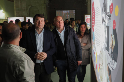 El presidente de la Junta de Castilla y León, Alfonso Fernández Mañueco (PP) (2i), inaugura la exposición 