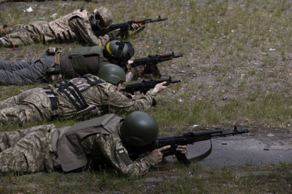 Voluntarios del Batallón Revancha entrenan el 18 de junio de 2022 en las afueras de Kiev (Ucrania). ORLANDO BARRÍA