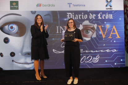 Adriana Ulibarri, presidenta de Diario de León, entrega el premio a Cristina Vieitez, investigadora del Instituto de Biología Funcional y Genómica (IBFG) de Salamanca. RAMIRO/FERNANDO OTERO