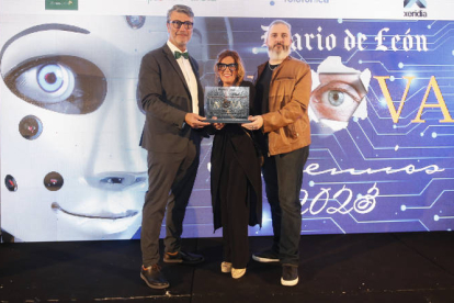 El premiado José Antonio Cascallana, de Telefónica Tech, junto a Gabriel Álvarez y María José Gutiérrez. RAMIRO/FERNANDO OTERO