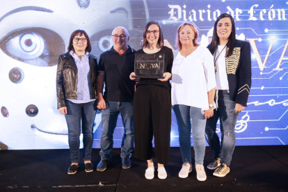 María Vieitez, Manuel Vieitez, María Victoria Manrique y Ana Franco arropan a Cristina Vieitez, en el centro. RAMIRO/FERNANDO OTERO