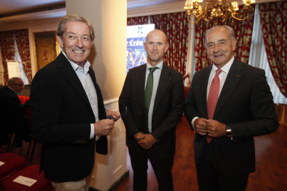 Javier Vega, Cámara de Comercio, Miguel Calvo, de Iberdrola, y Cipriano García, de Caja Rural. RAMIRO/FERNANDO OTERO