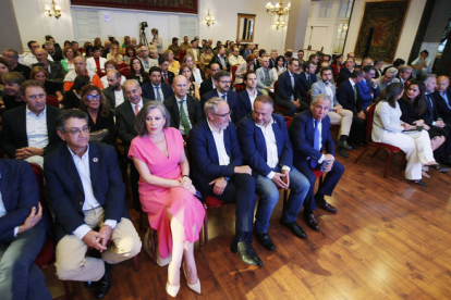 Los premiados, autoridades, familiares y sociedad civil llenaron el auditorio del hotel Conde Luna en la entrega de premios. RAMIRO/FERNANDO OTERO