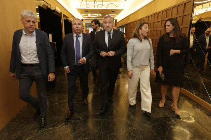 Eduardo Diego, delegado territorial de la Junta, Joaquín S. Torné, director de Diario de León, Carlos Pollán, presidente de las Cortes, María González Corral, consejera de la Junta, y Adriana Ulibarri, presidenta de Diario de León. RAMIRO/FERNANDO OTERO