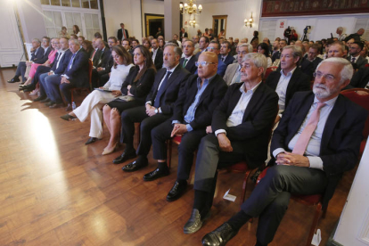 Los premiados, autoridades, familiares y sociedad civil llenaron el auditorio del hotel Conde Luna en la entrega de premios. RAMIRO/FERNANDO OTERO