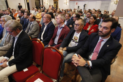 Los premiados, autoridades, familiares y sociedad civil llenaron el auditorio del hotel Conde Luna en la entrega de premios. RAMIRO/FERNANDO OTERO