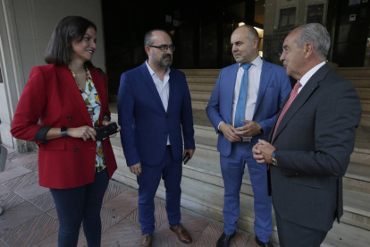 Lidia Coca, portavoz del PP en Ponferrada, Y Marco Morala, alcalde ponferradino, junto a Alejandro Hidalgo y Cipriano García, de Caja Rural. RAMIRO/FERNANDO OTERO