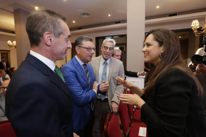 El coronel de la base aérea, Ignacio Don Pablo, el coronel jefe de la Comandancia de la Guardia Civil, Julio Gutiérrez, y José Joaquín Cobarro, subdelegado de Defensa, junto a Adriana Ulibarri. RAMIRO/FERNANDO OTERO