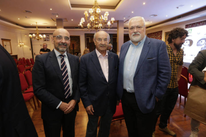 Juan Carlos Vázquez, de El Corte Inglés, Francisco Rodríguez, de Fundación Agropecuaria, y Manuel Rilo, de E. Leclerc. RAMIRO/FERNANDO OTERO