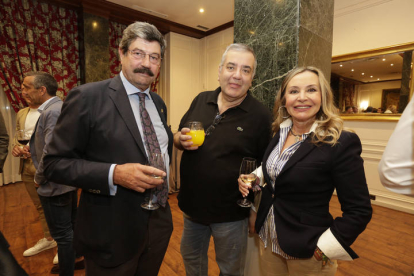 Ildefonso del Fueyo y Blanca Herreros, concejales de Vox en el Ayuntamiento de León, junto a José Sevillano, en el centro. RAMIRO/FERNANDO OTERO