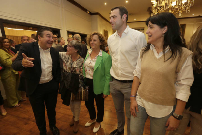 Luis Mariano Santos, junto A Ángeles González, Francisca Paz Mozo, David Álvarez y Ana Fernández Caurel, concejales y alcaldesa de Villaquilambre y San Andrés. RAMIRO/FERNANDO OTERO