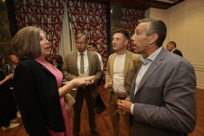La senadora Asunción Mayo junto a los diputados provinciales del PP Emilio Orejas, Ángel Pérez Muñoz y José Alberto García. RAMIRO/FERNANDO OTERO