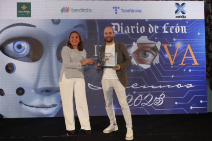 Javier Blanco, director de Technosylva, recibe el premio Innova, que le entregó la consejera María González. RAMIRO/FERNANDO OTERO