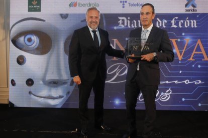 Carlos Pollán entregó a Juan José Rubio el premio Innova de Agroalimentación 2023 por la labor de Bioactinotec. RAMIRO/FERNANDO OTERO