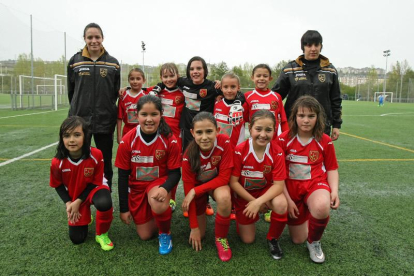 Las integrantes del equipo Ponferrada Femenino, participante en la categoría benjamín de la 2ª división provincial de León, formando momentos antes de uno de sus partidos
