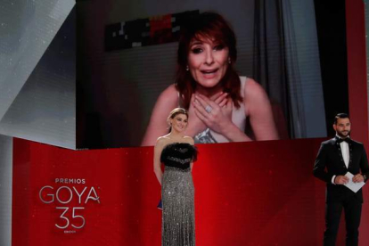 Nathalie Poza, en la pantalla, en el momento de recibir el Goya a la mejor actriz secundaria por ‘La boda de Rosa’. MIGUEL A. CÓRDOBA