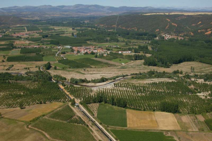 Vista aérea del Órbigo y el canal de Carrizo. Al fondo, Santiago del Molinillo.