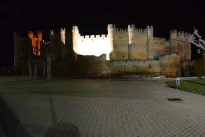 Imagen nocturna del castillo de Valencia de Don Juan. MEDINA