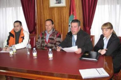 Los alcaldes de Acevedo, Riaño, Posada de Valdeón y la representante de Velilla en la rueda de prens