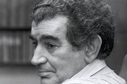 Antonio Gamoneda, retratado en 2000 por el fotógrafo de Diario de León Norberto Cabezas. NORBERTO