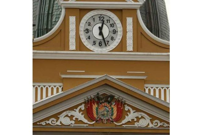 Reloj del Congreso de Bolivia, en La Paz, en el que se aprecia la colocación invertida de los números.