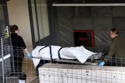 Operarios de la funeraria trasladan al policlínico de Conxo en Santiago de Compostela, el cuerpo de Diana Quer,