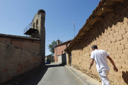 Francisco Berenguer camina hacia la iglesia del pueblo, donde instalarán la antena para el wifi en una farola. JESÚS F. SALVADORES