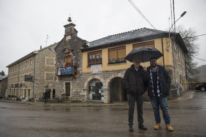 Javier Gonda y Carlos Menéndez delante del Ayuntamiento de San Emiliano, donde imparten los talleres del programa de Ineco RuralTic. FERNANDO OTERO PERANDONES
