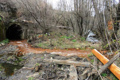 En la actualidad sale agua anaranjada del interior de la bocamina. M.Á.C.