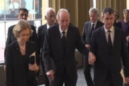 Los reyes eméritos Sofía y Juan Carlos han llegado juntos al funeral de Isabel II. TWITTER