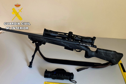 Rifle y el visor térmico decomisados por la Guardia Civil. DL
