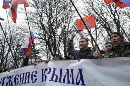 Manifestación prorusa frente al Parlamento de Crimea.