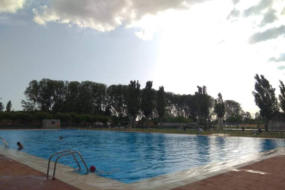Dos imágenes de las piscinas municipales de Valencia de Don Juan, donde se ha reducido drásticamente la presencia de usuarios. DL