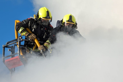 Los bomberos sofocan un incendio en Huergas de Gordón. BOMBEROS DE LEÓN