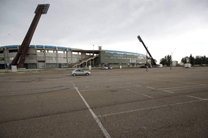 La explanada del aparcamiento del estadio de fútbol, donde se monta el recinto ferial, este viernes a media tarde. RAMIRO