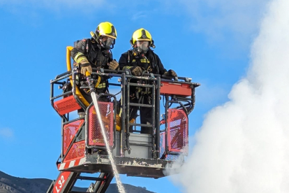 Los bomberos sofocan un incendio en Huergas de Gordón. BOMBEROS DE LEÓN