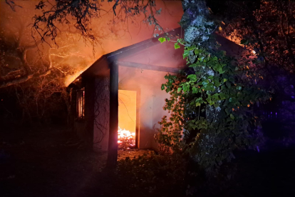 La casa quedó totalmente calcinada. BOMBEROS PONFERRADA