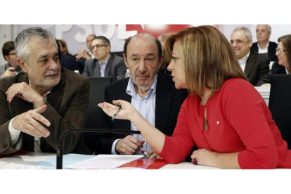 José Antonio Griñán, Pérez Rubalcaba y Elena Valenciano conversan ayer al inicio del Comité Federal del PSOE.