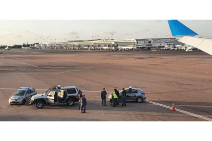 La policía marroquí con el hombre que obligó a desviar el vuelo, en el aeropuerto de Casablanca. MANUEL FÉLIX