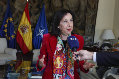 La ministra española de Defensa, Margarita Robles, en declaraciones a la Agencia EFE, aseguró este miércoles que España está dispuesta al envío de tanques Leopard a Ucrania y al adiestramiento en su uso, pero siempre en coordinación con los aliados. EDUARDO OYANA