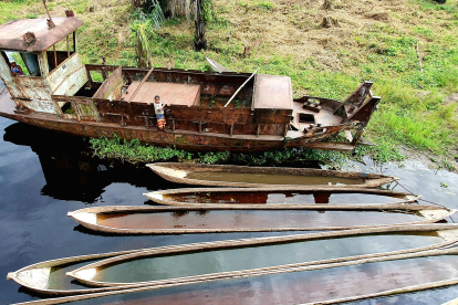 Canoas y chatarra industrial de los belgas en el Congo. MANUEL FÉLIX