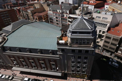 Fotografía aérea del Teatro Emperador tomada en 2015 en la que se ve el edificio completo. RAMIRO