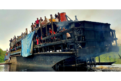 Balanier, barcaza de madera ancestral, con usuarios remontando el río Congo. MANUEL FÉLIX