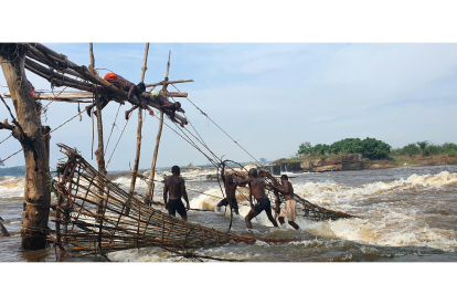 Pescadores de Wagenia en el río Congo. MANUEL FÉLIX