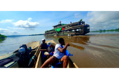 Descendiendo el río Congo en Canoa con una balanier de fondo en su remontada. MANUEL FÉLIX