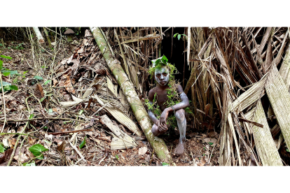 Bosquimano pigmeo en la selva del Congo. MANUEL FÉLIX