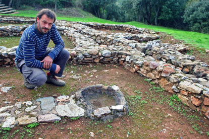 El arqueológo Rodrigo Garnelo, en el castro de Orellán.
